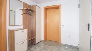 Ein Zimmer mit Kleiderschrank, Tür und Spiegel.