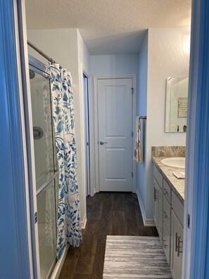 Combined shower/tub, towels, toilet paper