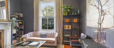 Casa | Sala de estar | Televisión de 52 pulgadas con canales por cable, chimenea y Netflix