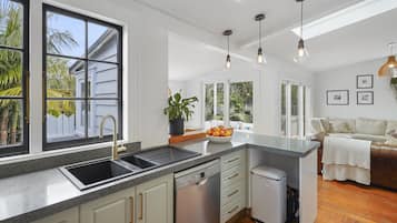 House | Private kitchen | Fridge, microwave, oven, stovetop