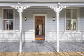 Property entrance - Tropical Paradise -Pool - Spa - Spacious (Auckland)