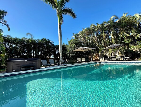 Alberca al aire libre y alberca climatizada