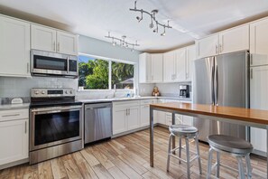 Refrigerador, microondas, horno y parrilla de estufa 