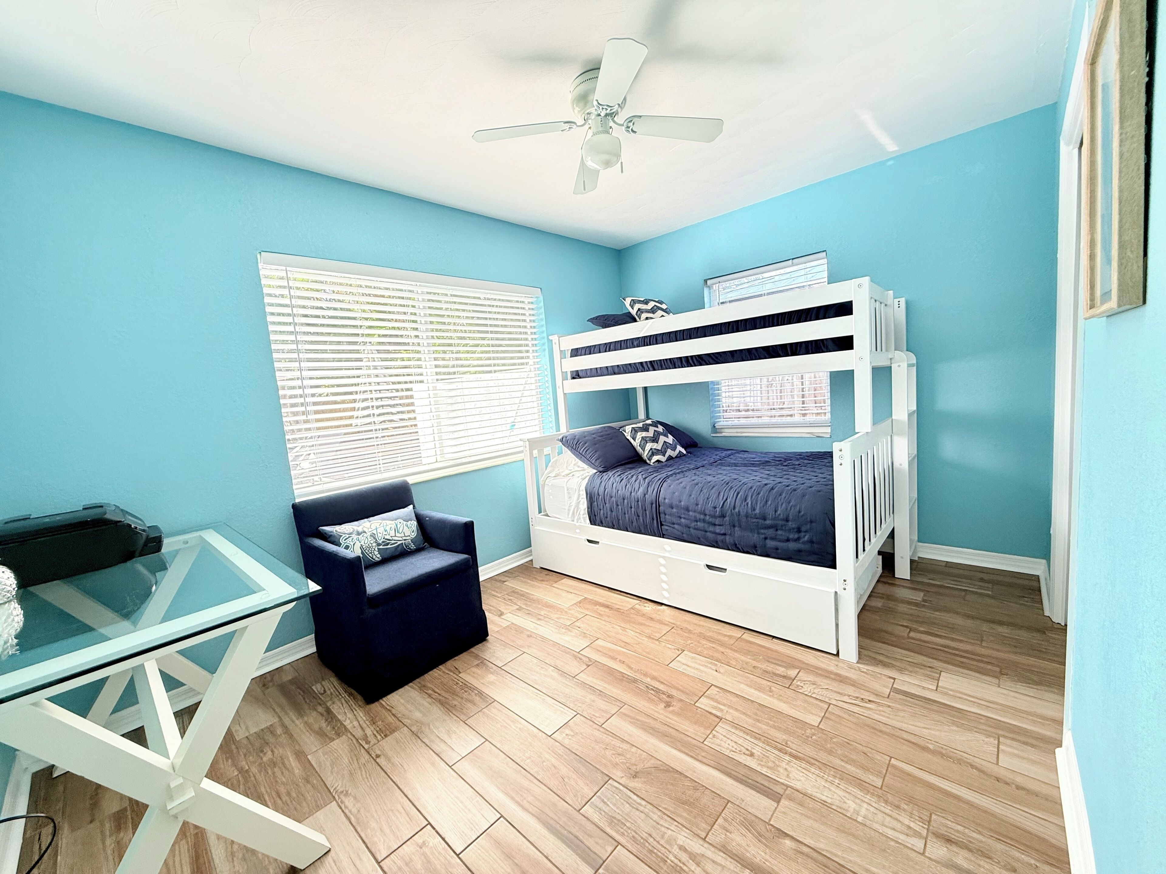 3 camere, una scrivania, ferro/asse da stiro, culla da viaggio