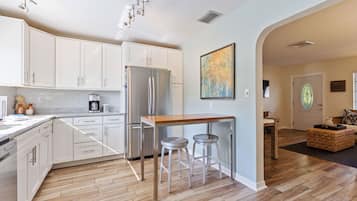 Frigorifero, microonde, forno, piano cottura