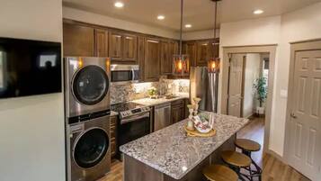 Kylskåp, mikrovågsugn, ugn och spishäll