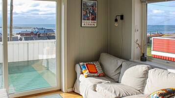 Een televisie, een open haard en tafelvoetbal