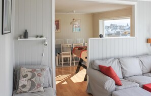 TV, fireplace, foosball - 5 bedroom nice home in Borhaug (Borhaug)