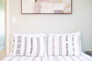 3 habitaciones, escritorio, tabla de planchar con plancha y wifi gratis 