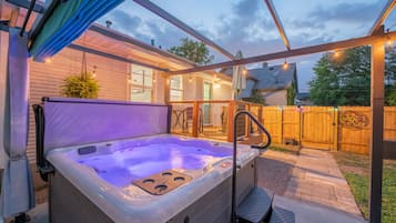 Bañera de hidromasaje al aire libre