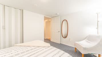 3 quartos, escrivaninha, ferros/tábuas de passar roupa