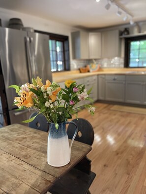 Fridge, microwave, oven, stovetop - Charming Cottage in the Heart of the Shawangunks (Wallkill)