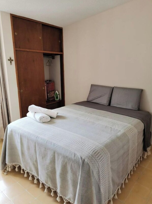 3 bedrooms, iron/ironing board, WiFi, bed sheets