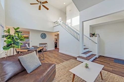 Updated 5 BR house w/ hot tub - 5 min walk to downtown!