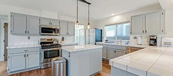 Updated 5 BR house w/ hot tub - 5 min walk to downtown!