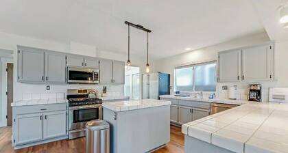 Updated 5 BR house w/ hot tub - 5 min walk to downtown!