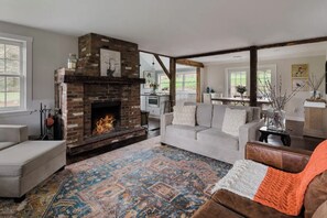 Smart TV, chimenea, estéreo y monitor de computadora 