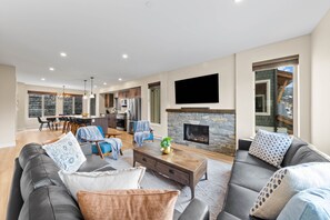 TV, fireplace - Altitude #11 - The True North at Altitude (Sun Peaks)