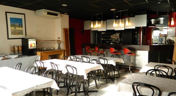 Bar (on property) - Près de la Gare ! Chambre simple + Piscine et WiFi (Aix En Provence)