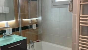 Toallas, jabón, papel de baño