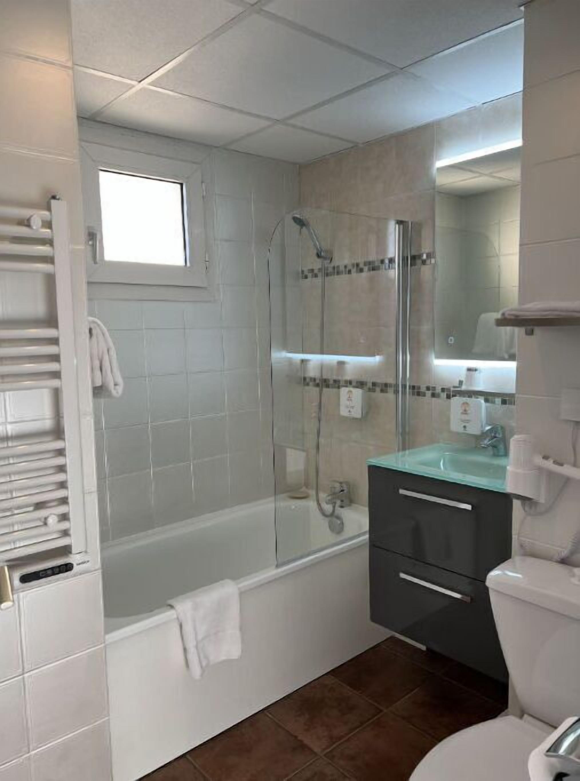 Serviettes fournies, savon, papier toilette