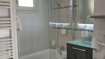 Serviettes fournies, savon, papier toilette