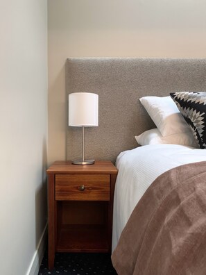 2 bedrooms, iron/ironing board, travel crib, WiFi - Henry Matthews Apartment (Dunedin)