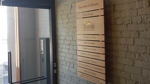 Naambord met de namen van bewoners op de eerste verdieping van een appartementencomplex.
