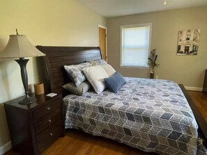 4 soverom, skrivebord, strykejern/-brett og reiseseng for barn