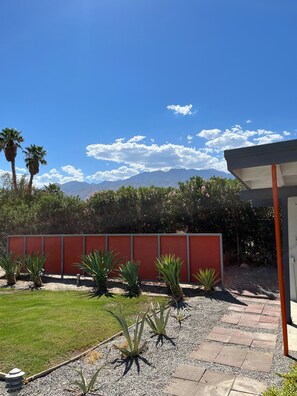 Property grounds - Unique 2 Master Suite Pool/ Spa Home, Relaxing Yard with Mountain Views (Palm Springs)