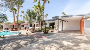 A modern house with a swimming pool, covered patio, and palm trees. - Unique 2 Master Suite Pool/ Spa Home, Relaxing Yard with Mountain Views (Palm Springs)
