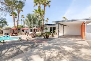 A modern house with a swimming pool, covered patio, and palm trees. - Unique 2 Master Suite Pool/ Spa Home, Relaxing Yard with Mountain Views (Palm Springs)