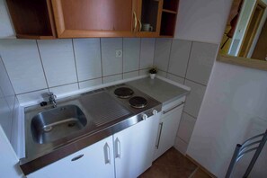 Fridge, stovetop, coffee/tea maker, cookware/dishes/utensils