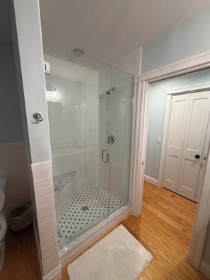 Bathtub, soap, shampoo, toilet paper - Historic updated cottage walking distance from the pool! (Lakeside Marblehead)