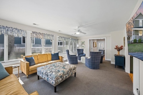 Historic updated cottage walking distance from the pool!