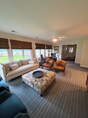 Smart TV - Historic updated cottage walking distance from the pool! (Lakeside Marblehead)