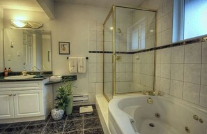 Baignoire, sèche-cheveux, serviettes fournies, savon