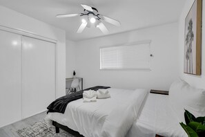 4 habitaciones, caja de seguridad en la habitación y escritorio