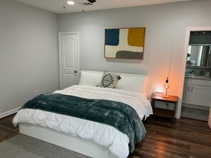 5 Schlafzimmer, Schreibtisch, Bügeleisen/Bügelbrett, Reisekinderbett