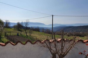 Property grounds - Holiday flat with panoramic view and barbecue on the terrace (Gradinje)