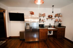 Kühlschrank, Mikrowelle, Geschirrspüler, Toaster