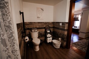 Suihku, hiustenkuivaaja, pyyhkeet, saippua