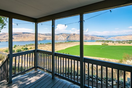 Deluxe Cabin | Terrace/patio