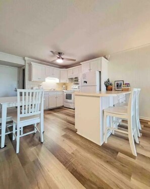 Dining - stylish coastal condo with beautiful ocean views! (Myrtle Beach)