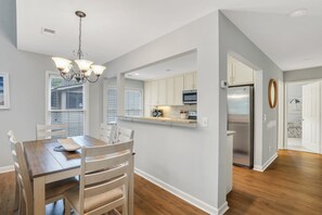 Dining - 3411 Carolina Place - Island Villa with Lagoon View, Located in Sea Pines Plantation (Hilton Head Island)