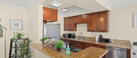 Réfrigérateur, four à micro-ondes, un four, surface de cuisson