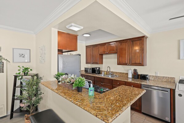Fridge, microwave, oven, stovetop - Sunny & Cheerful Near I-10 ~ Queen Beds ~ Parking! (Alhambra)