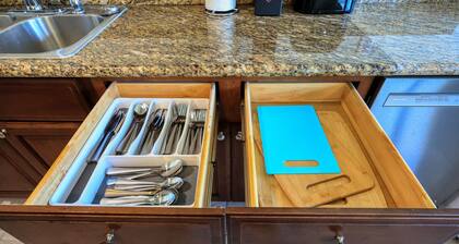 Sunny & Cheerful Near I-10 ~ Queen Beds ~ Parking!