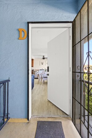 Interior - Sunny & Cheerful Near I-10 ~ Queen Beds ~ Parking! (Alhambra)