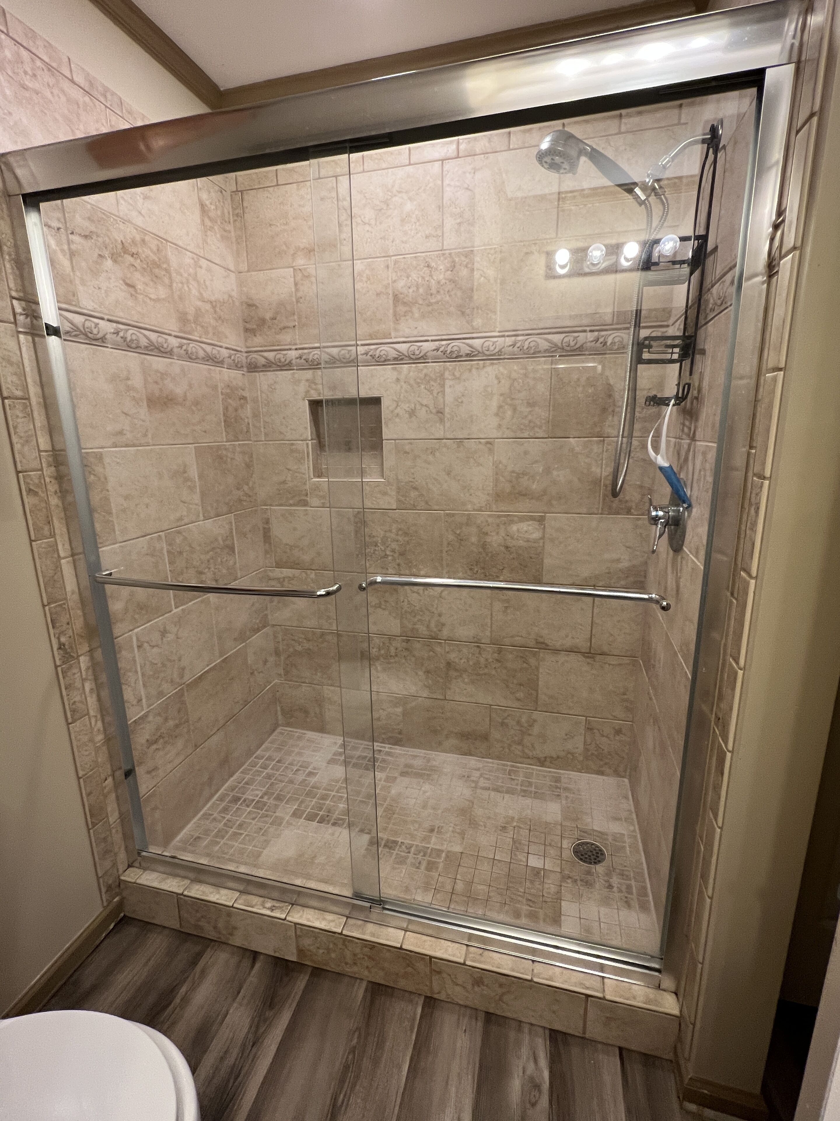 Bañera con ducha, secador de pelo, toallas, jabón